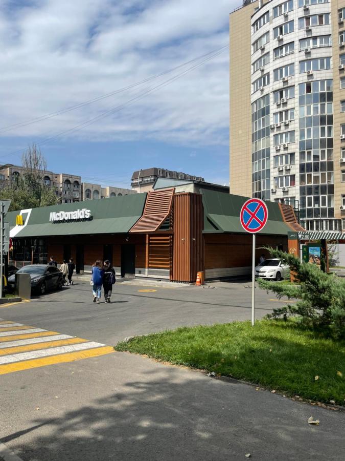 Уютная Квартира В Самом Сердце Алматы Almaty Bagian luar foto